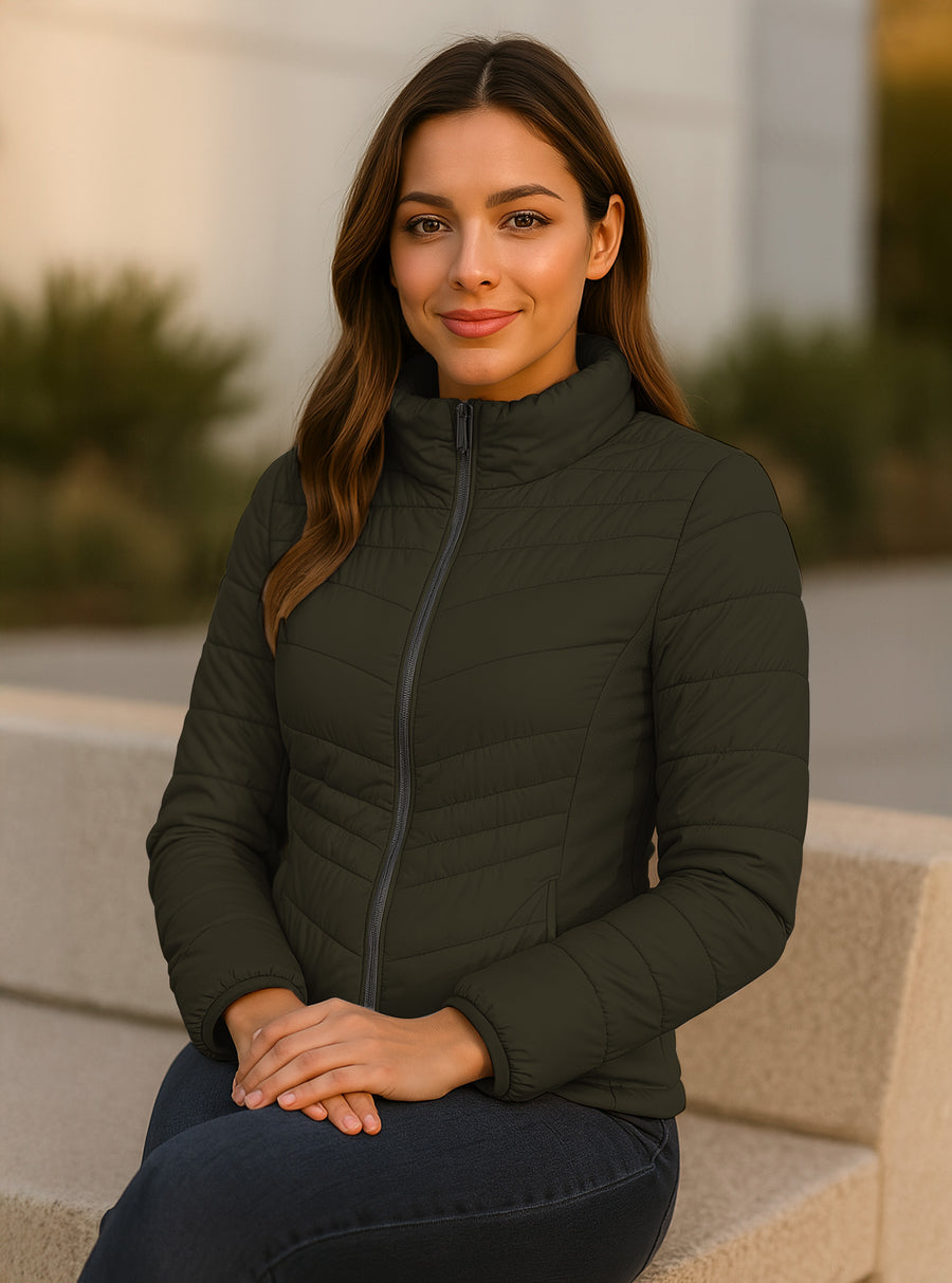 Chamarra Acolchada Mujer Ligera e Impermeable · Cuello Alto color Verde Militar