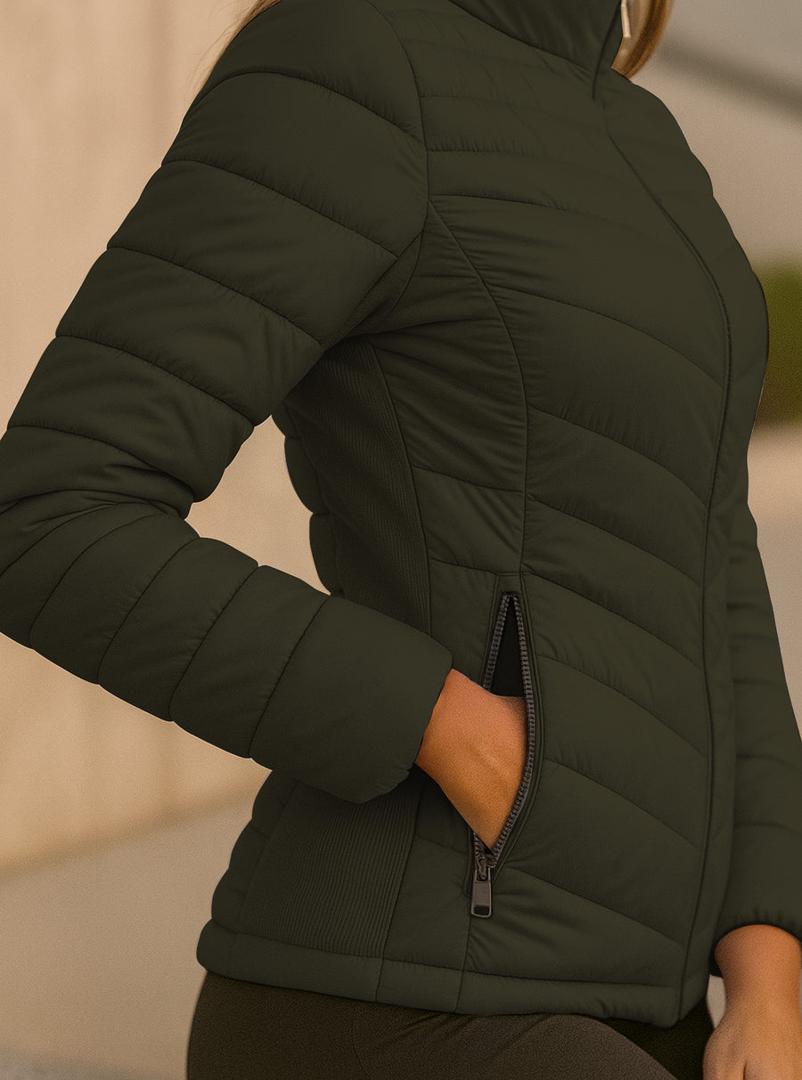 Chamarra Acolchada Mujer Ligera e Impermeable · Cuello Alto color Verde Militar