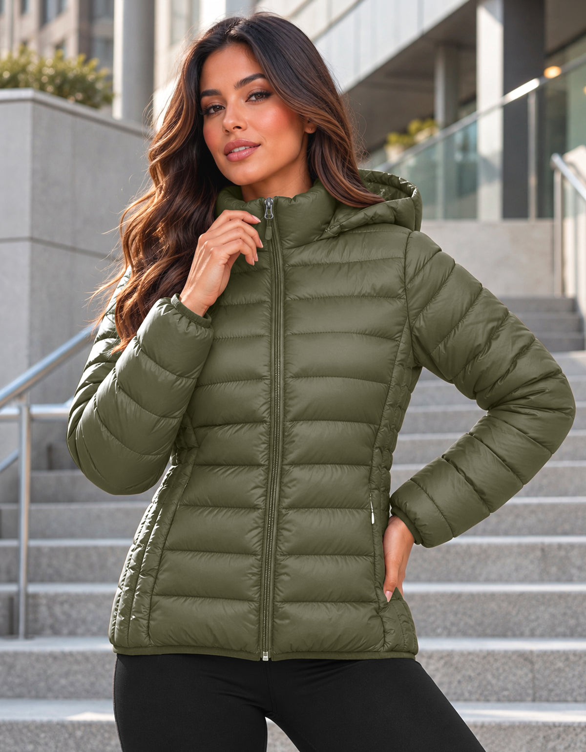 Chamarra Acolchada Mujer con Capucha · Ligera y Entallada color Verde Militar