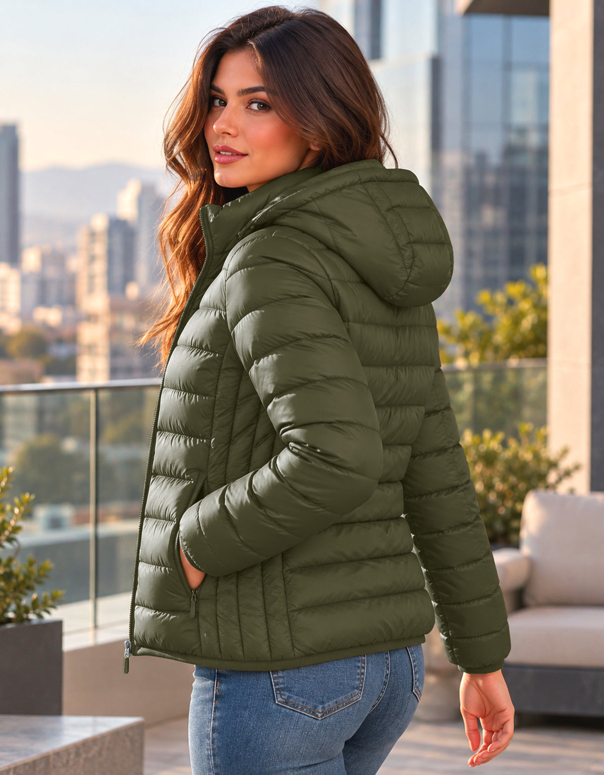 Chamarra Acolchada Mujer con Capucha · Ligera y Entallada color Verde Militar