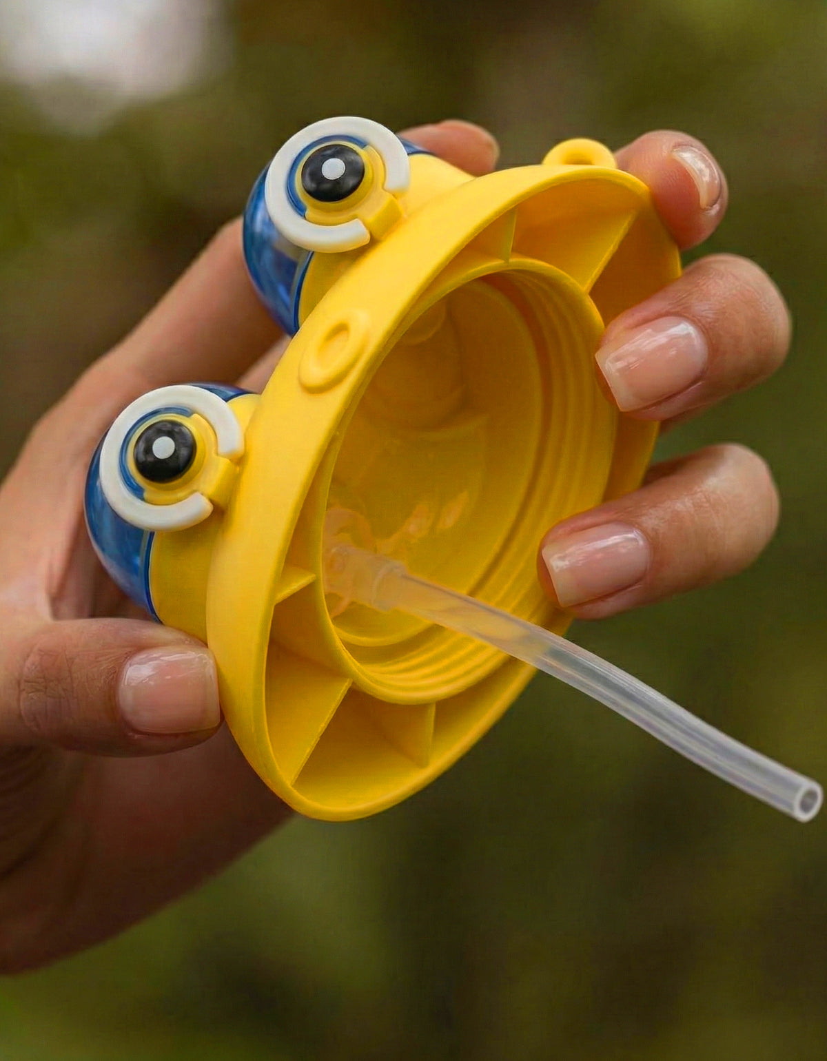 Vaso Infantil 450 ml con Popote y Correa Ajustable · Diseño de Rana color Azul