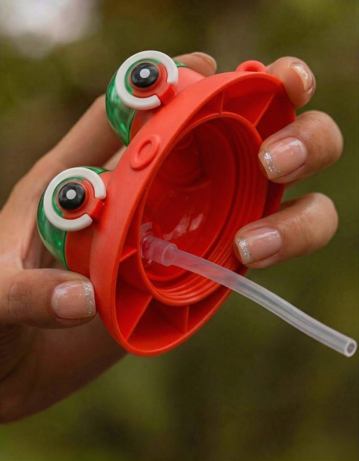 Vaso Infantil 450 ml con Popote y Correa Ajustable · Diseño de Rana color Verde