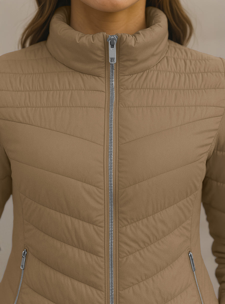 Chamarra Acolchada Mujer Ligera e Impermeable · Cuello Alto color Beige