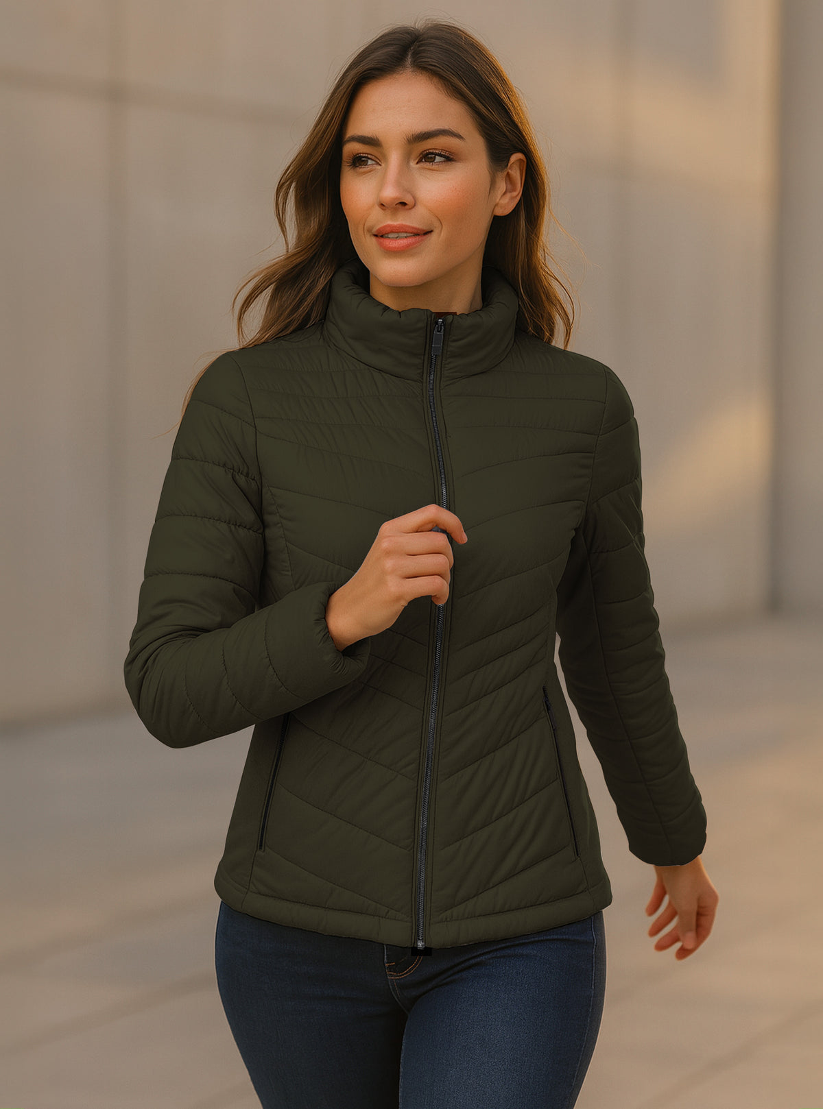 Chamarra Acolchada Mujer Ligera e Impermeable · Cuello Alto color Verde Militar